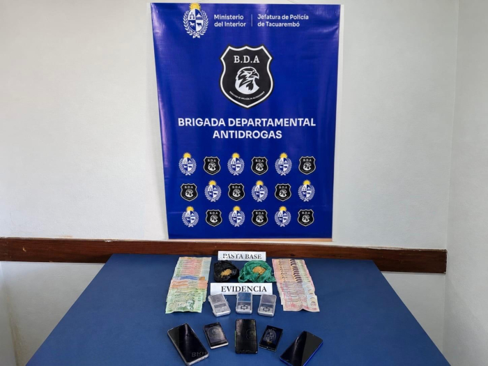 Dinero, celulares y droga incautada.