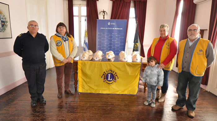 Representantes del Club de Leones y Sub Jefe Jorge Guerra junto a una mesa y collarines ortopédicos