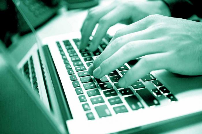Estafas. Manos escribiendo en teclado.