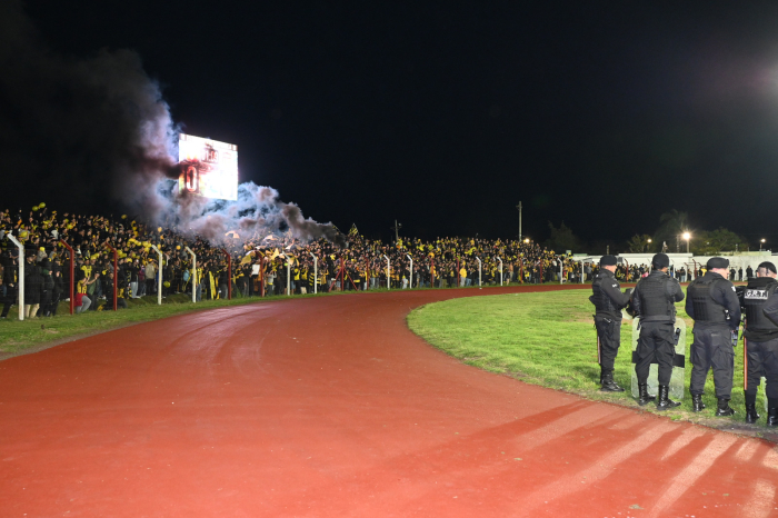 Tribuna de Peñarol y efectivos policiales