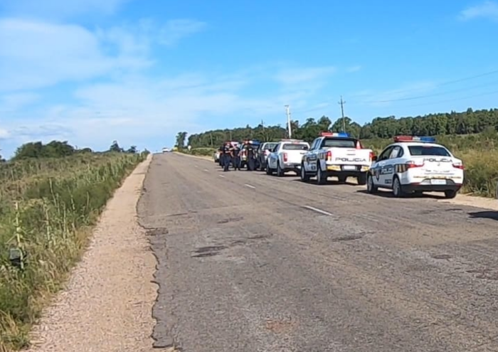 Vehículos policiales estacionados al costado de una ruta