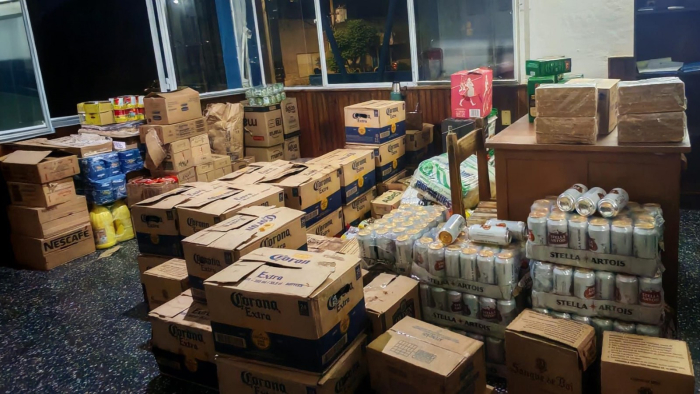 Gran cantidad de cajas y mercadería incautada apilada dentro de una oficina. Gran cantidad de cajas y mercadería incautada apilada dentro de una oficina.