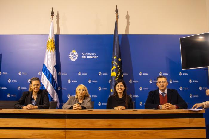 autoriades en la firma del convenio