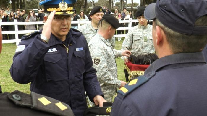 El director de la Policía Nacional, José Azambuya saluda a uno de los policias que egresaron del cur