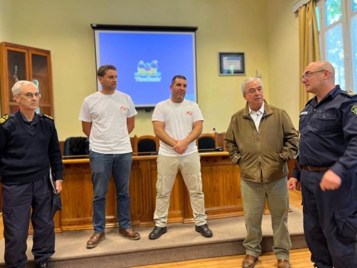 ministro junto al Jefe de Policía de Durazno y los instructores del curso