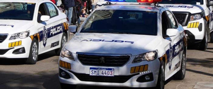 moviles policiales circulando en la calle