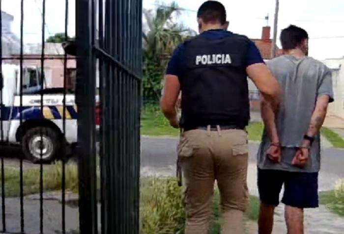 Detenido saliedo esposado desde vivienda