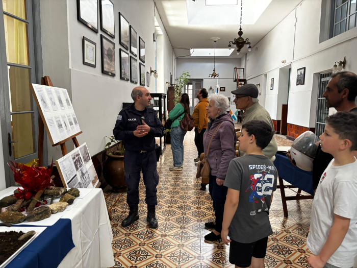 Willington Gutierrez con asistentes a la exposicion en el día del patrimonio en jefatura de Lavallej