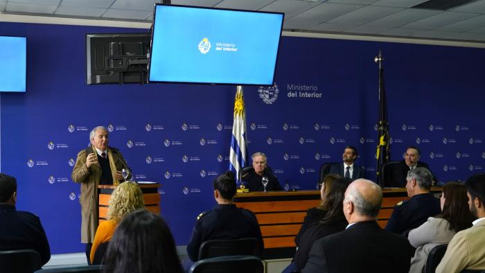autoriades en su exposición 