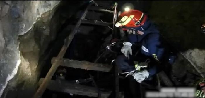 Bombero bajando en una Mina abandonada