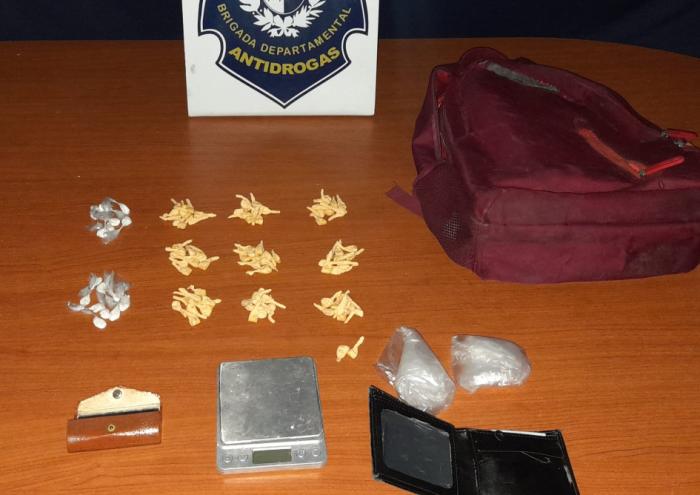 foto de la droga y objetos incautados