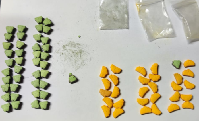 Pastillas de metanfetaminas incautadas, exhibidas sobre una mesa