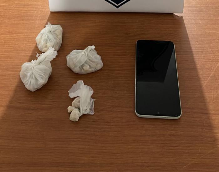 droga y celular incuatado al detenido