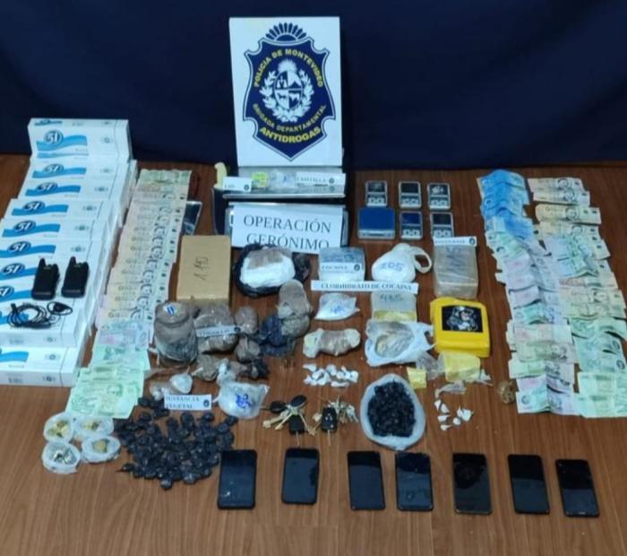 foto de la droga y objetos incautados