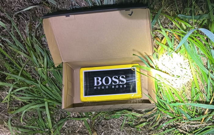 Caja con paquete que contiene cocaína