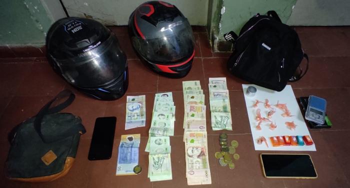 Droga, dinero y otros objetos incautados Droga, dinero y otros objetos incautados