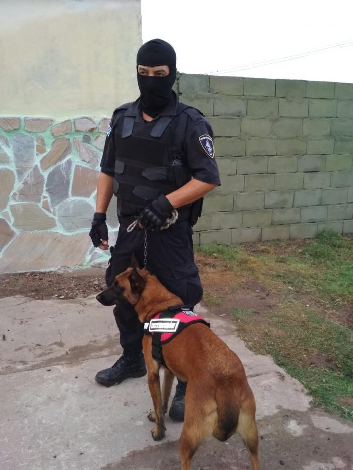 Efectivo de la Unidad K-9 de Soriano con can adiestrado