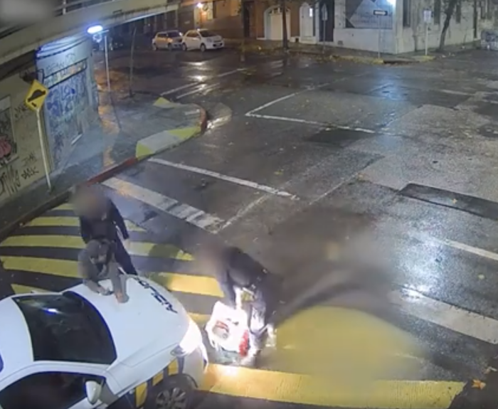 Policía deteniendo al implicado