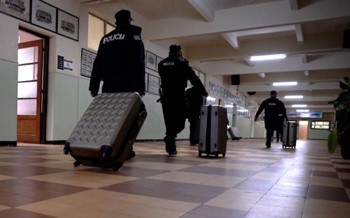 Policías trasladando las valijas con el material electoral