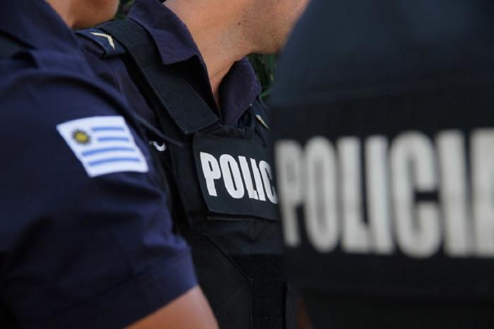Espaldas y frentes de chalecos de policía