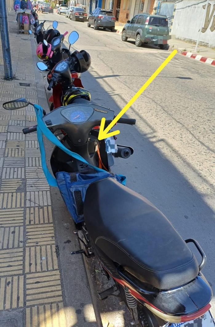moto estacionada en la via pùblica encendida. moto estacionada en la via pùblica encendida.
