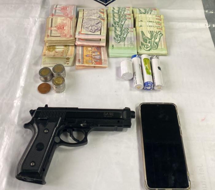 arma y dinero incautado a los detenidos