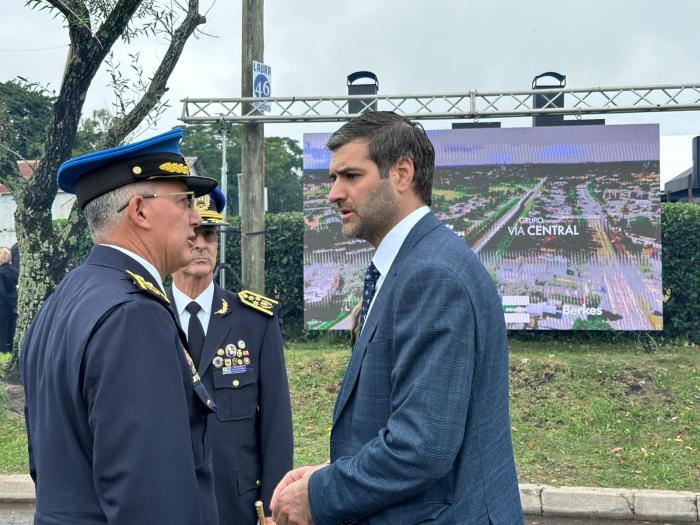Ministro Martinelli saludando al Director de la Policía Nacional
