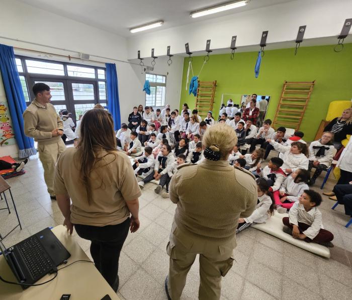 Instructores de Caminera iniciando la charla a los alumnos de la escuela especial 241