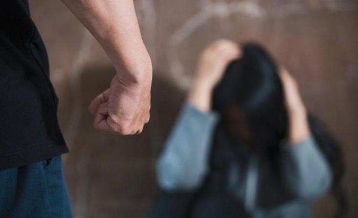 Mujer protegiendose de agresiones de un hombre
