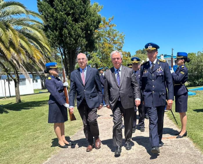 Heber, Maciel y Azambuya ingresando a la dirección Nacional de la Educación Policial