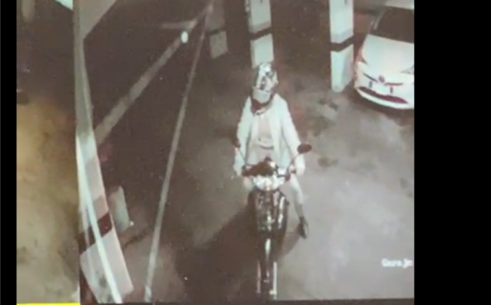Una mujer manejando una moto