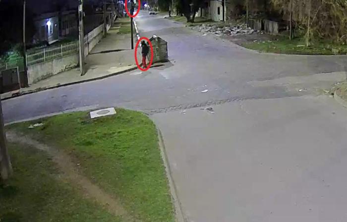 hombres subido a la columna robando la cámara de videovigilancia