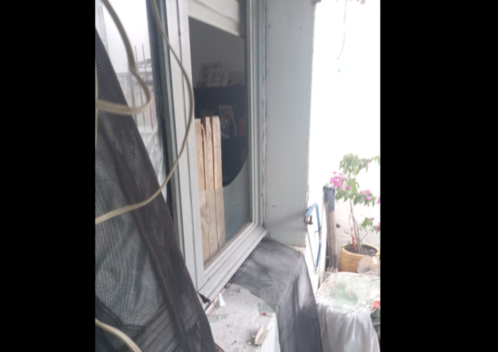 Autor de hurto a comercio en Piriápolis fue detenido por efectivos policiales en La Barra ventana con vidrio quebrado y malla mosquitera rota