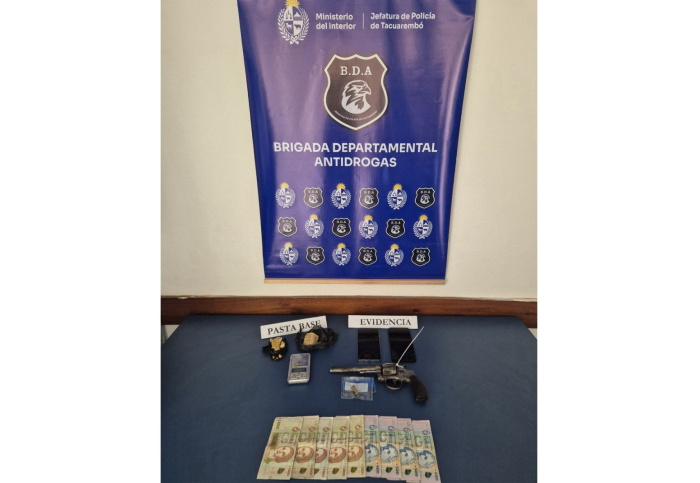 Objetos incautados en allanamiento, drogas, armas y dinero