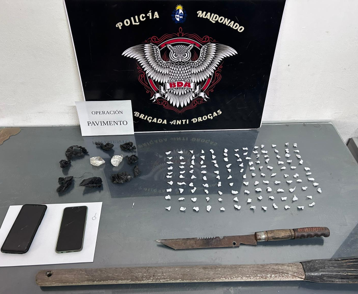 Un hombre de 31 años fue condenado en Maldonado por suministro de estupefacientes envoltorios con cocaina y armas incautadas, exhibidas sobre una mesa