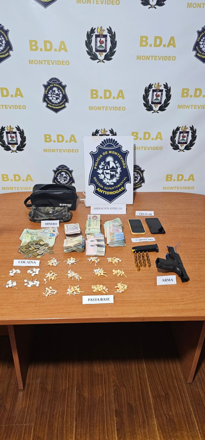 Operativo Antillas, otro condenado, un adolescente de 17 años Drogas, dinero y un arma de fuego incautada exhibido sobre una mesa