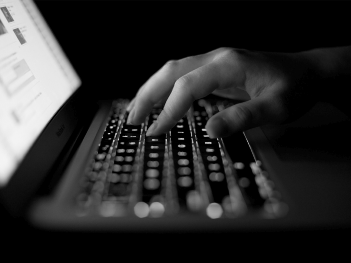 Persona utilizando una teclado de computadora