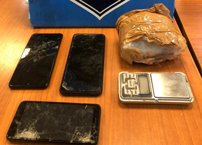 droga, celualres y teléfonos incautados en la vivienda