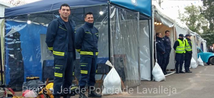 lateral de stand con bomberos y policías de Minas