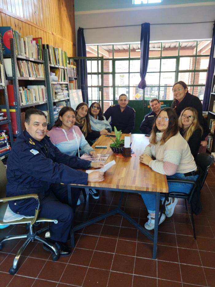 Jefe de Policia de Colonia con alumnos de Liceo de Conchillas