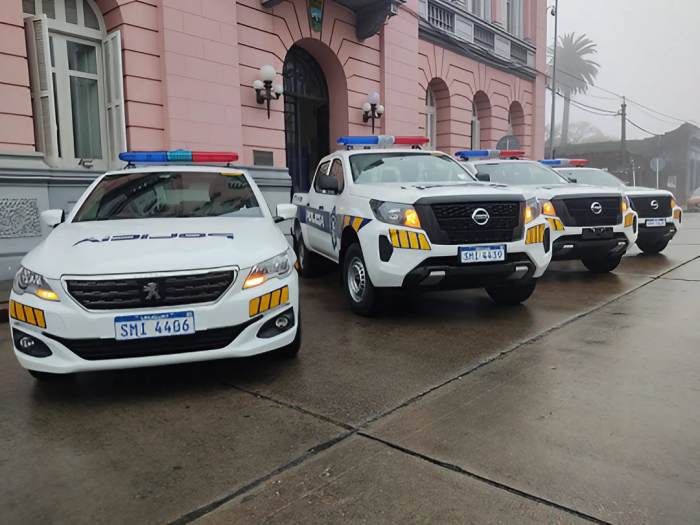 Móviles nuevos estacionados frente a la Jefatura de Policía de Maldonado vista de frente