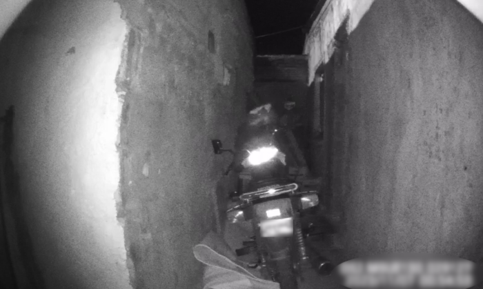 Moto ubicada en el fondo de la casa donde se escondía el indagado