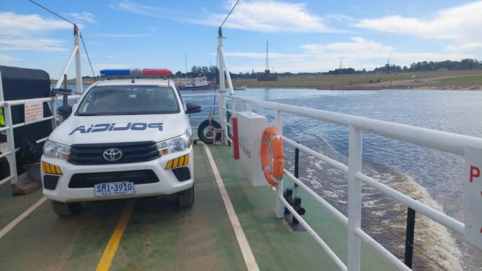 Movil policial en balsa
