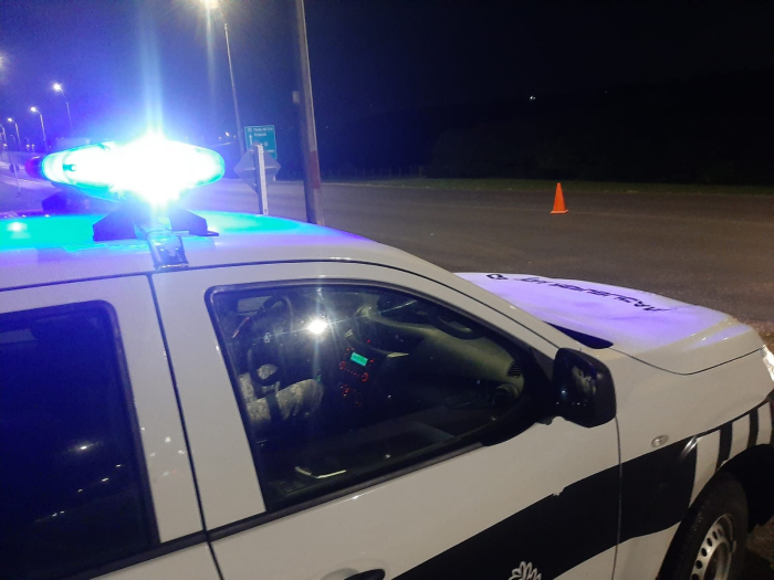 Móvil de la Guardia Republicana en la noche Móvil de la Guardia Republicana en la noche