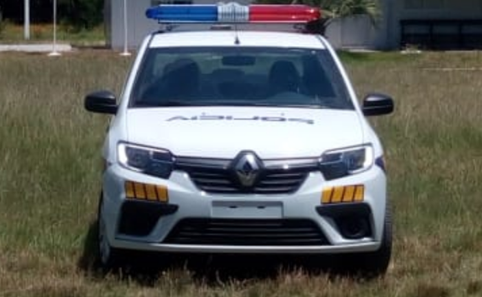 móvil policial estacionado