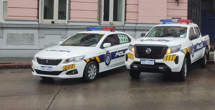 dos móviles policiales estacionados