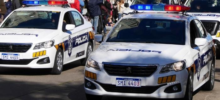 dos móviles policiales circulando en la calle con las sirenas encendidas