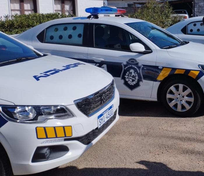 Dos condenados por hurto en Piriápolis dos móviles policiales estacionados
