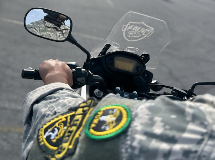 Policía de la Unidad PUMA en moto, visto en primera persona, con su uniforme y controlando el manejo Policía de la Unidad PUMA en moto, visto en primera persona, con su uniforme y controlando el manejo