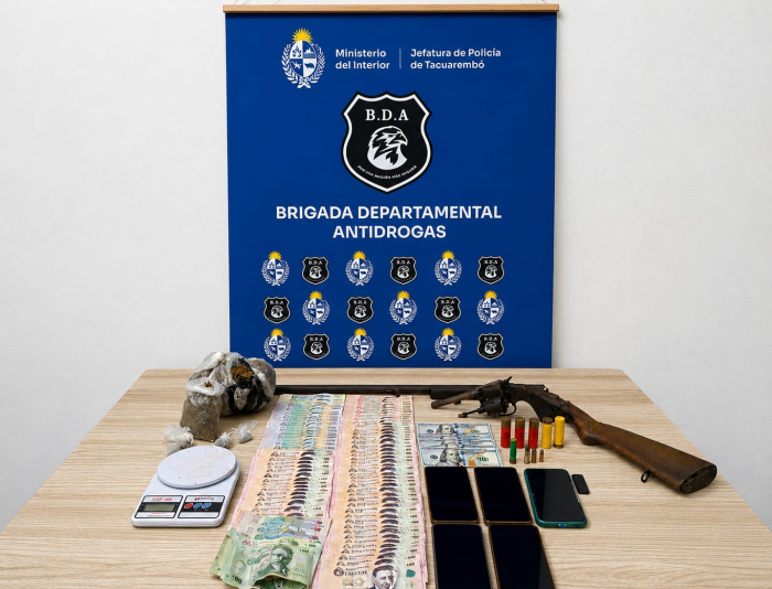 Dinero, armas y drogas incautadas.